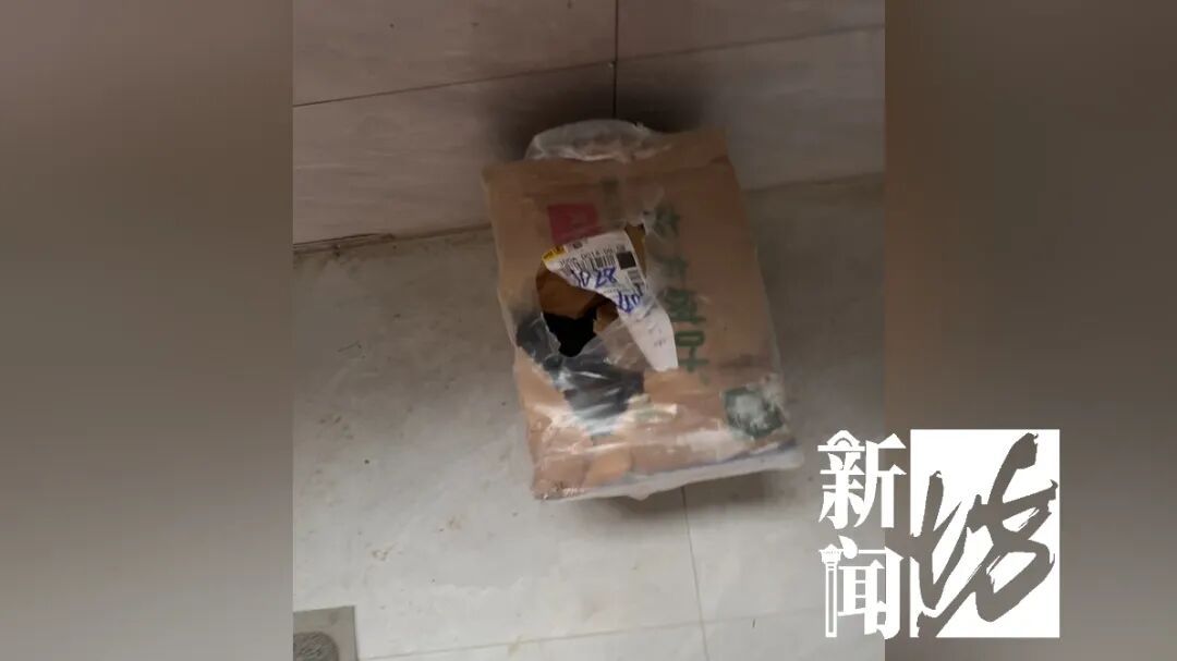 杨浦一小区快递不上门，楼梯口"排排坐"！居民崩溃，小哥诉苦…