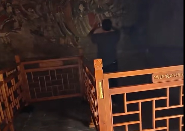一男子无视告示牌跨越护栏,开闪光灯拍摄古壁画,山西广胜寺发布通报 一男子无视告示牌跨越护栏,开闪光灯拍摄古壁画,山西广胜寺发布通报
