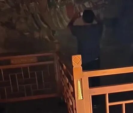 山西广胜寺一男子无视告示牌跨越护栏,开闪光灯拍摄古壁画,景区通报 山西广胜寺一男子无视告示牌跨越护栏,开闪光灯拍摄古壁画,景区通报