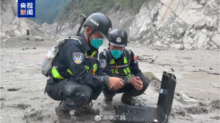 在吉隆口岸大楼附近开展地毯式搜救 在吉隆口岸大楼附近开展地毯式搜救