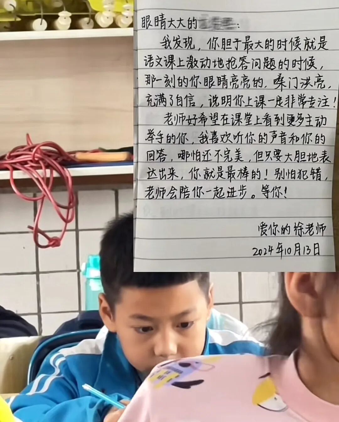 被反复打开又折上的纸条里面，藏着她满满的爱……