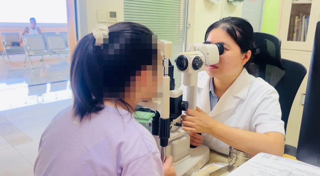 10岁女孩一个暑假近视加深75度！妈妈懊悔：还特意让她远离了电子屏幕，没想到...