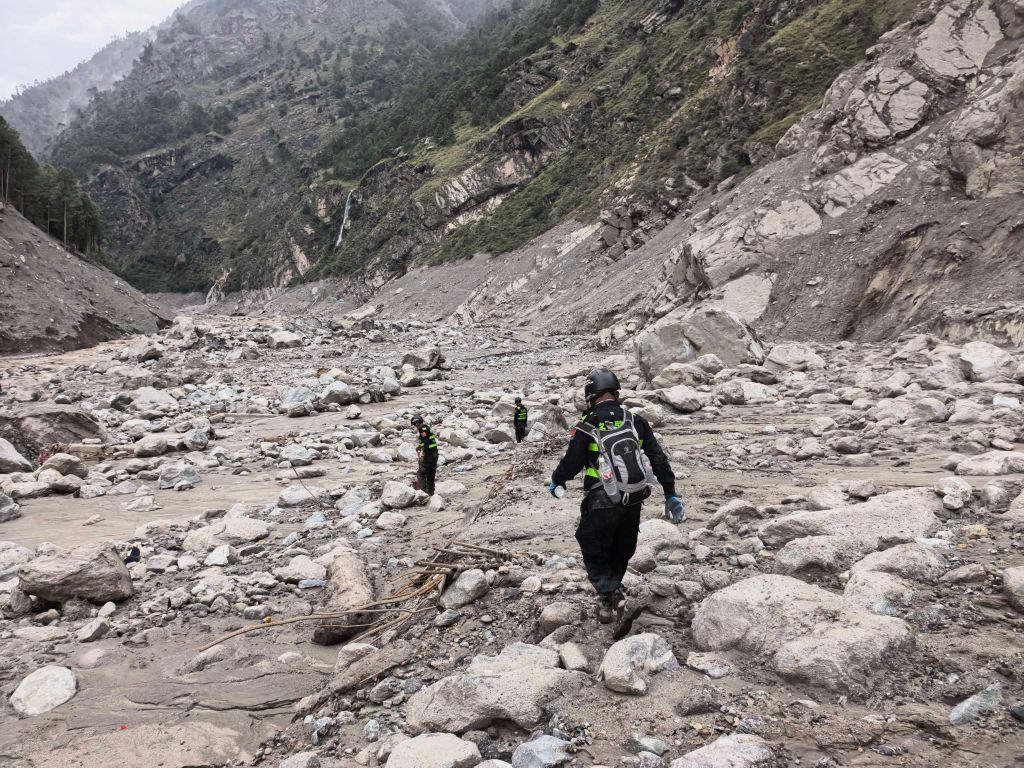 吉隆泥石流灾害:救援人员开展地毯式搜救作业 吉隆泥石流灾害:救援人员开展地毯式搜救作业