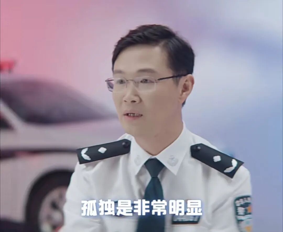 “车是老婆的,车上坐的不是老婆”,开车玩手机被无人机拍到,他向上海交警求情 “车是老婆的,车上坐的不是老婆”,开车玩手机被无人机拍到,他向上海交警求情