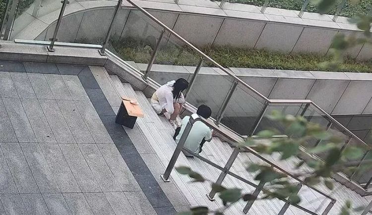 武汉一商场情侣吵架,男子为追女友将酒和玉手镯随手搁路边,回来没了…… 武汉一商场情侣吵架,男子为追女友将酒和玉手镯随手搁路边,回来没了……