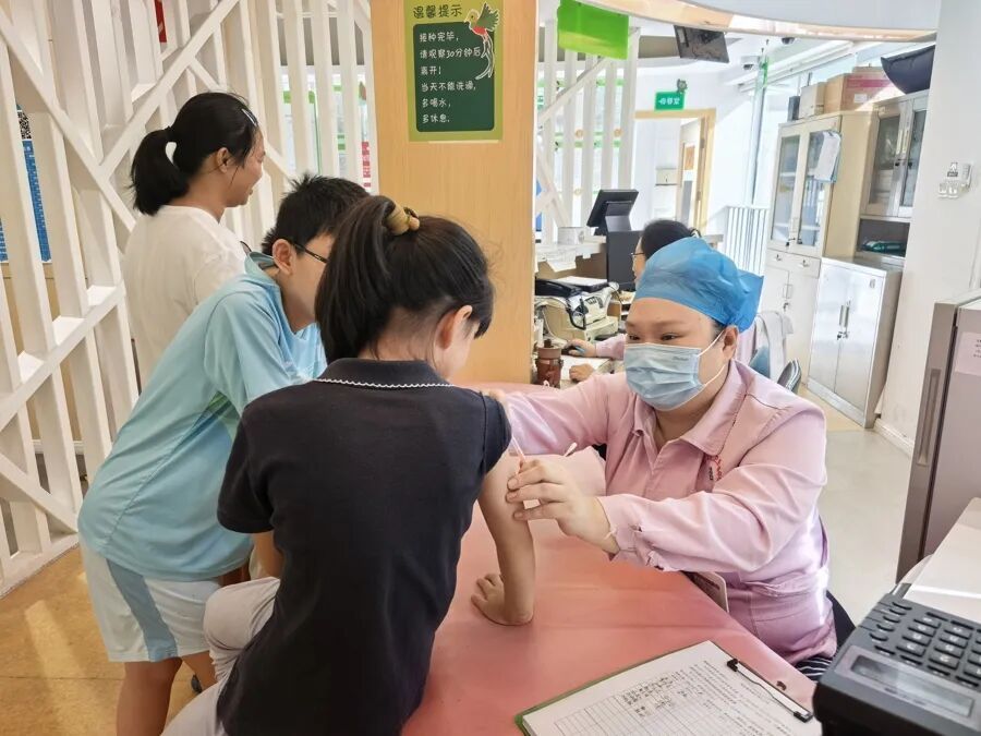 上海多家社区疫苗接种点增设周末门诊、夜间专场!中疾控发布开学季传染病防护提示→ 上海多家社区疫苗接种点增设周末门诊、夜间专场!中疾控发布开学季传染病防护提示→