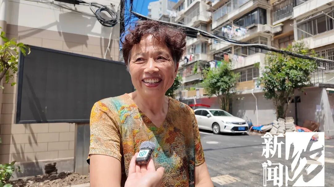杨浦一小区快递不上门，楼梯口"排排坐"！居民崩溃，小哥诉苦…