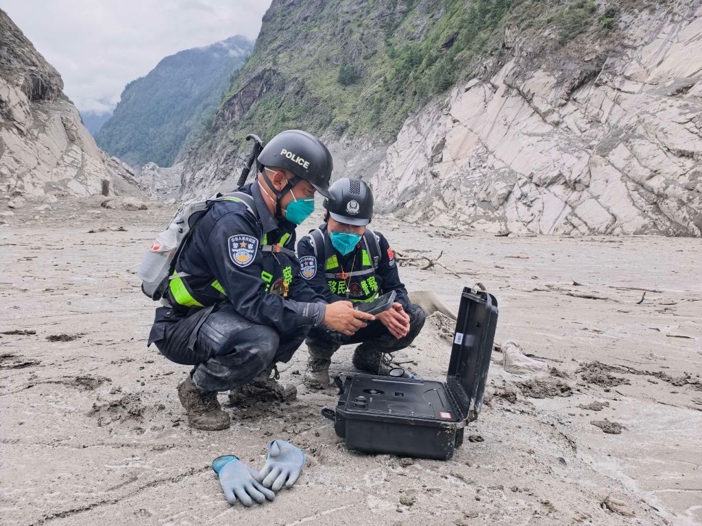 吉隆泥石流灾害:救援人员开展地毯式搜救作业 吉隆泥石流灾害:救援人员开展地毯式搜救作业
