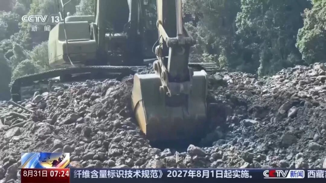 “人停机不歇”三班作业,救援官兵持续抢通国道216线,目前已累计拓宽道路230多米,清理泥石流堆积物9000多立方米 “人停机不歇”三班作业,救援官兵持续抢通国道216线,目前已累计拓宽道路230多米,清理泥石流堆积物9000多立方米