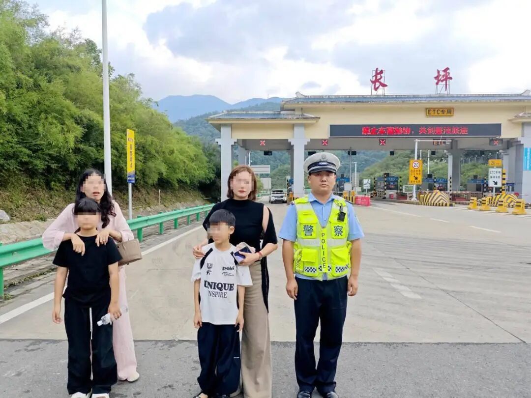 心太大了！两家人结伴自驾游，双方家长都以为孩子上了对方的车……