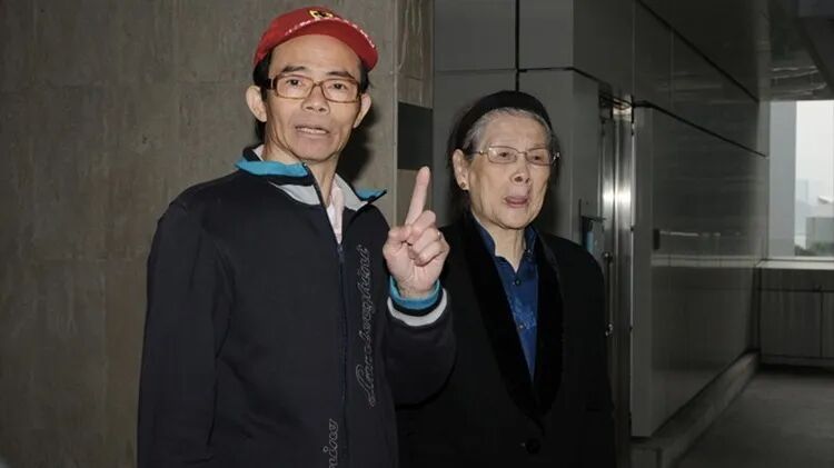 梅艳芳哥哥梅启明现身殓房认母：希望母亲与梅艳芳葬在一起；回应曾被梅妈“登报断绝关系”：我永远是她儿子