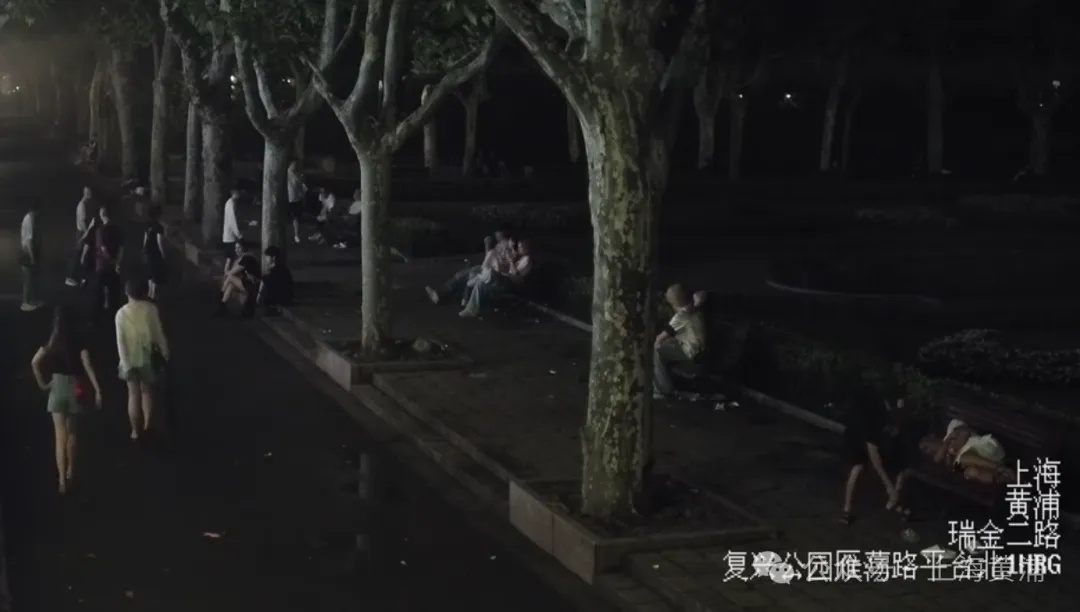 公园长椅睡一觉,手机不翼而飞!监控拍下惊人一幕…… 公园长椅睡一觉,手机不翼而飞!监控拍下惊人一幕……