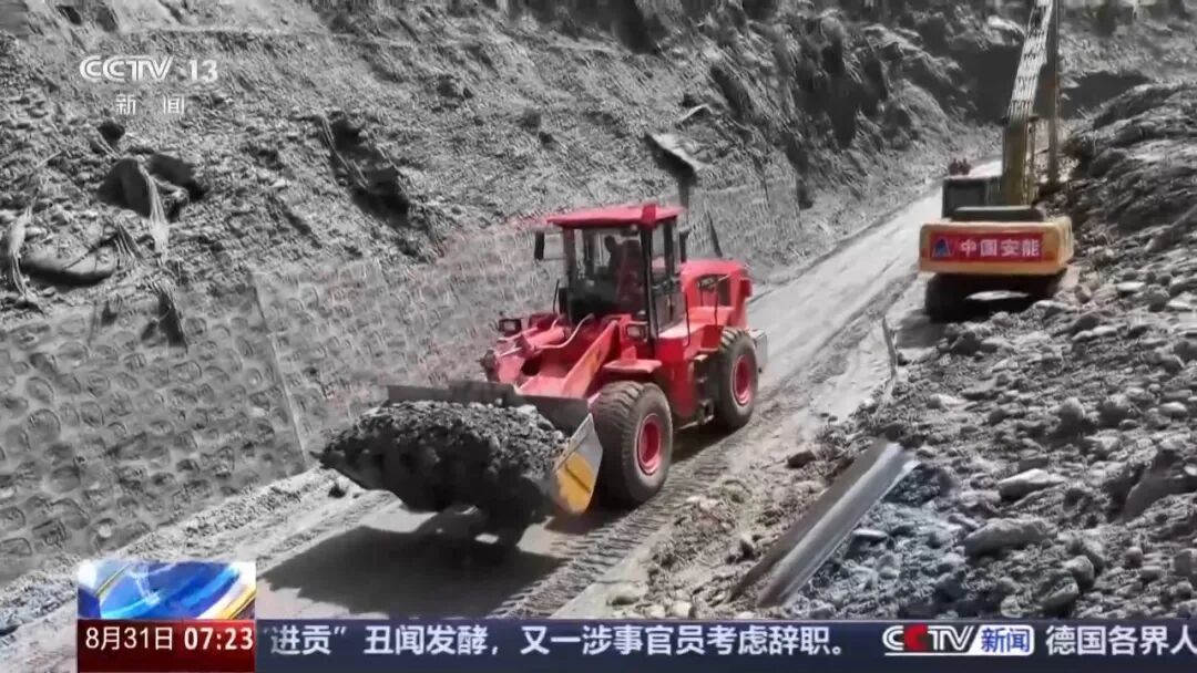 “人停机不歇”三班作业!受灾核心区将进行深层次搜索;消防员在泥泞中牵绳爬行;西藏吉隆最新救援现场→ “人停机不歇”三班作业!受灾核心区将进行深层次搜索;消防员在泥泞中牵绳爬行;西藏吉隆最新救援现场→