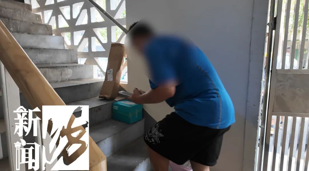杨浦一小区快递不上门，楼梯口"排排坐"！居民崩溃，小哥诉苦…