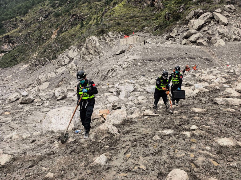吉隆泥石流灾害:救援人员开展地毯式搜救作业 吉隆泥石流灾害:救援人员开展地毯式搜救作业