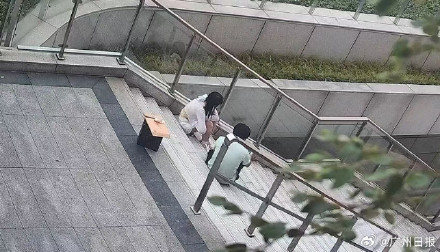 情侣吵架男方扔下玉镯名酒追女友，返回后发现财物都不见了，民警循迹快速找回