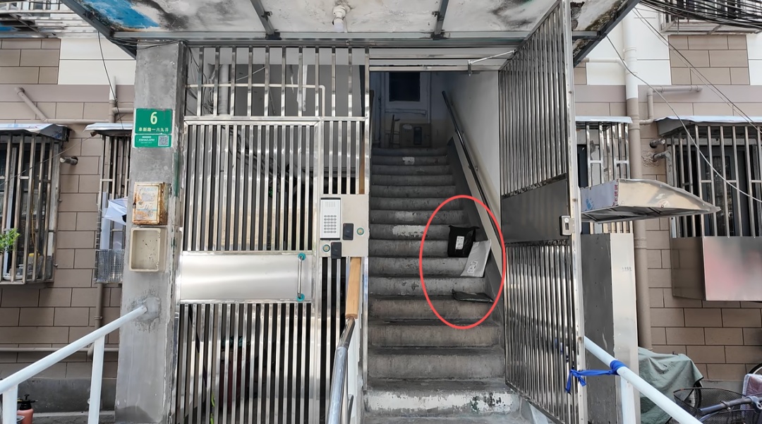杨浦一小区快递不上门，楼梯口"排排坐"！居民崩溃，小哥诉苦…
