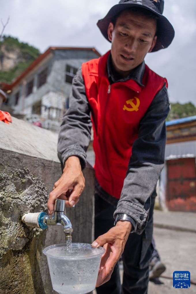 西藏吉隆:巡逻在撤离村庄的党员先锋队 西藏吉隆:巡逻在撤离村庄的党员先锋队