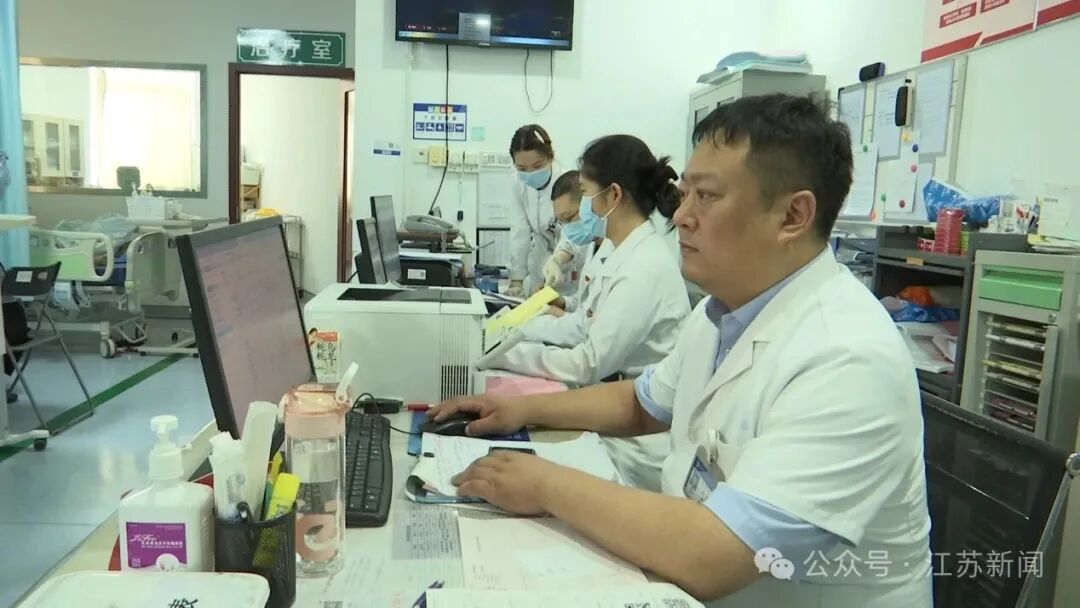 南京3名绿化工小区内干活遭成群马蜂“围堵”!一人伤口达30余处,出现器官功能损伤 南京3名绿化工小区内干活遭成群马蜂“围堵”!一人伤口达30余处,出现器官功能损伤