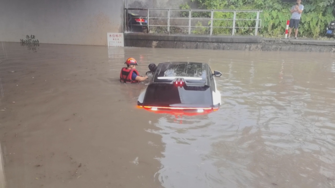 暴雨致桥洞积水司机被困 消防破窗救援 暴雨致桥洞积水司机被困 消防破窗救援