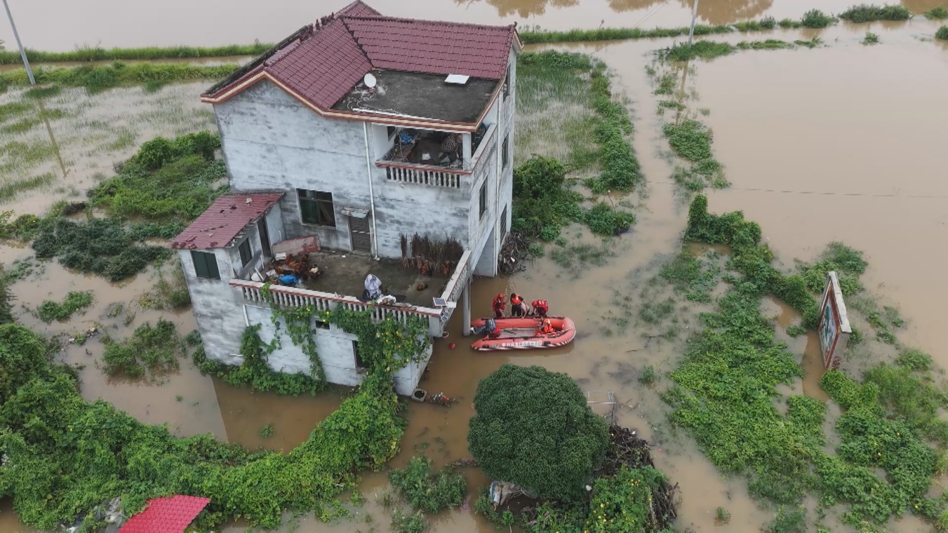 江西泰和：强降雨至人员被困 及时转移群众