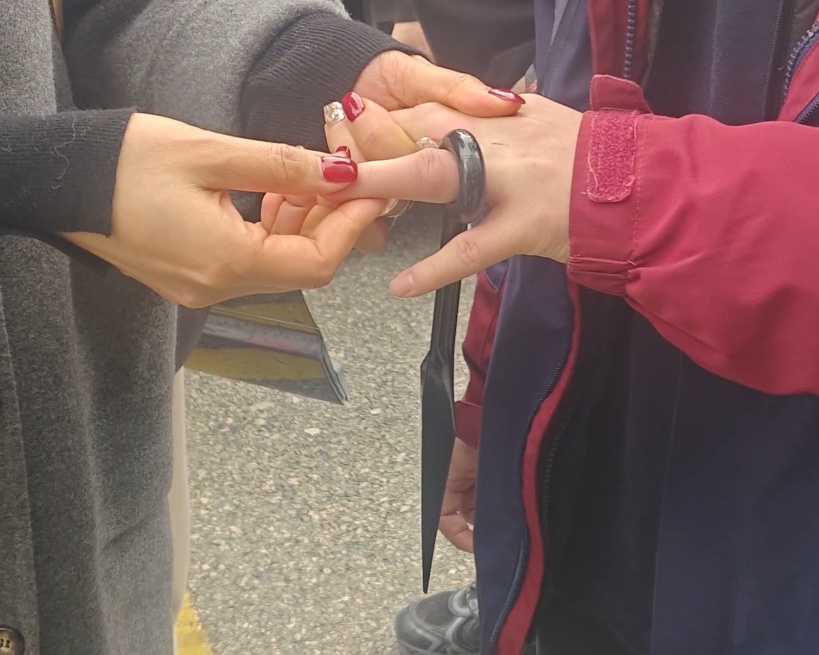 男孩玩TA手指被贯穿!你家可能也有同款玩具️ 男孩玩TA手指被贯穿!你家可能也有同款玩具️