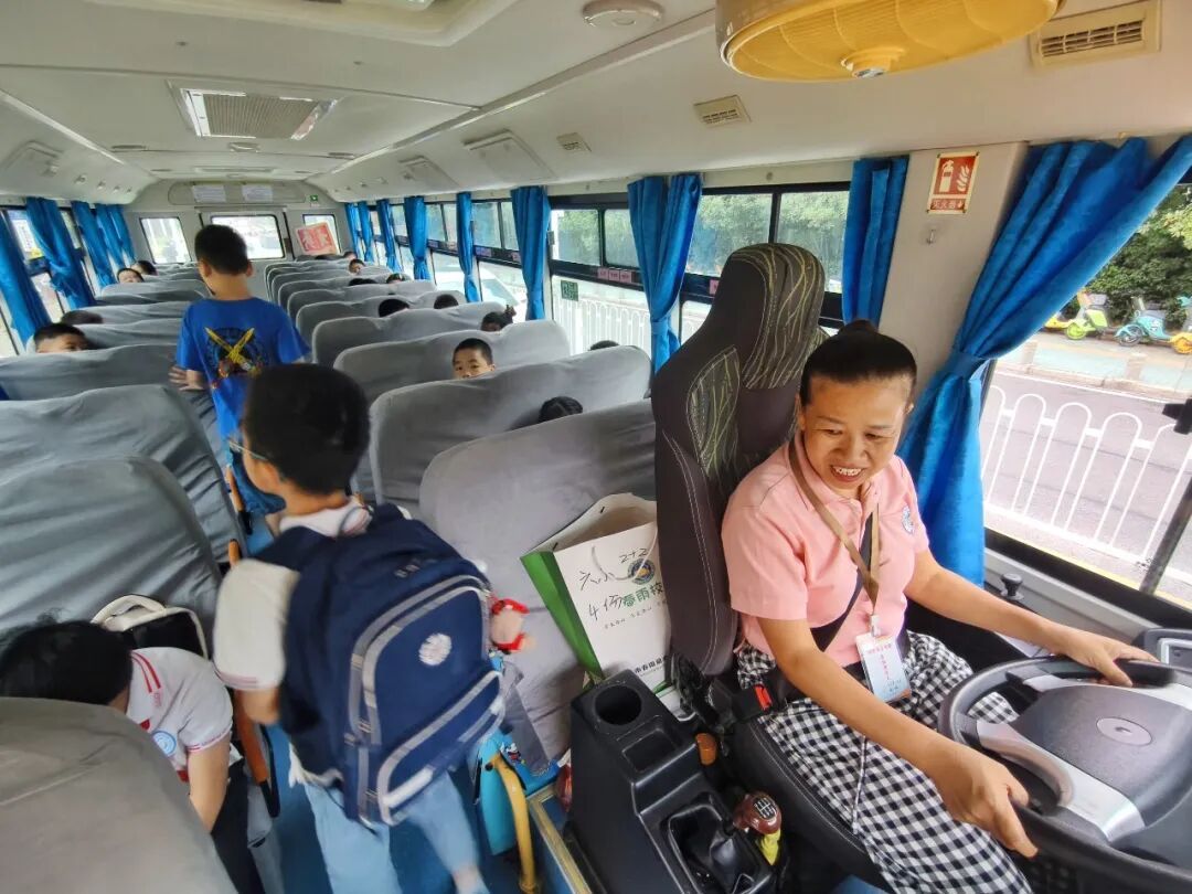 全程仅2公里!武汉这趟车一上路,车辆纷纷让道,有人一坐就是2年 全程仅2公里!武汉这趟车一上路,车辆纷纷让道,有人一坐就是2年