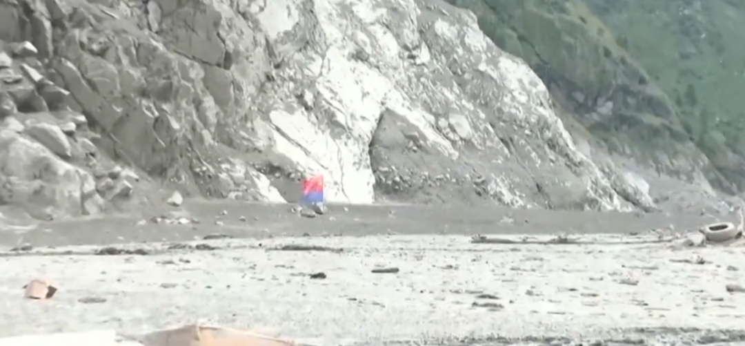 吉隆口岸核心区现存建筑仅剩水塔,国门所在地只剩地基,松软淤泥有1米深,现场有巨石比人还高,最新抢险进展→ 吉隆口岸核心区现存建筑仅剩水塔,国门所在地只剩地基,松软淤泥有1米深,现场有巨石比人还高,最新抢险进展→