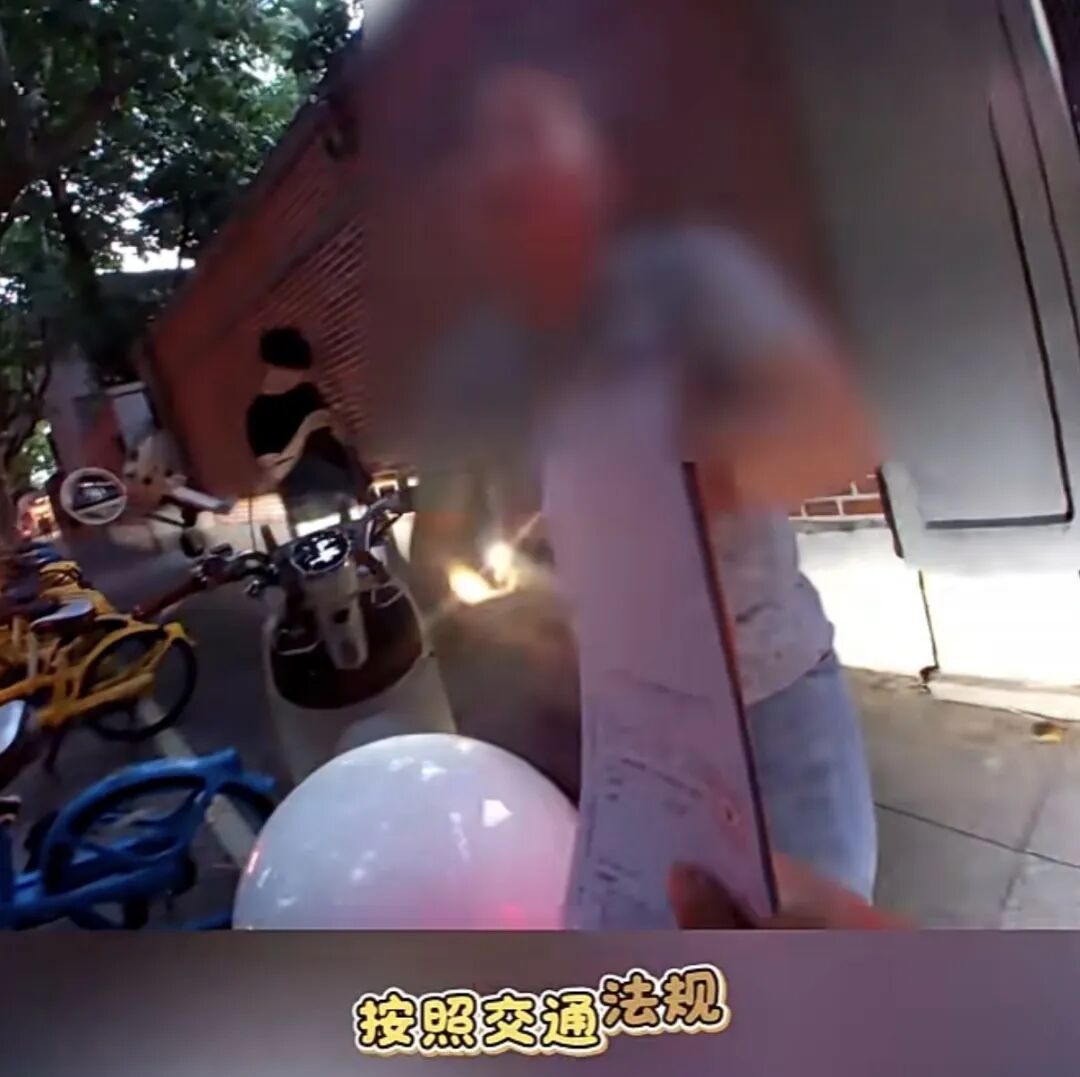 “我被撞就活该吗?女子横穿马路被判全责还不服!上海交警一句话回应→ “我被撞就活该吗?女子横穿马路被判全责还不服!上海交警一句话回应→