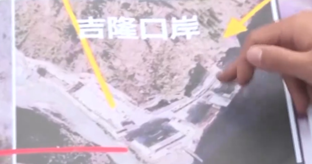 吉隆口岸核心区现存建筑仅剩水塔,国门所在地只剩地基,松软淤泥有1米深,现场有巨石比人还高,最新抢险进展→ 吉隆口岸核心区现存建筑仅剩水塔,国门所在地只剩地基,松软淤泥有1米深,现场有巨石比人还高,最新抢险进展→