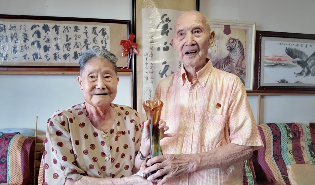 衣服缝了又补,上海这对百岁夫妇却花出去170万,做了这件事..... 衣服缝了又补,上海这对百岁夫妇却花出去170万,做了这件事.....