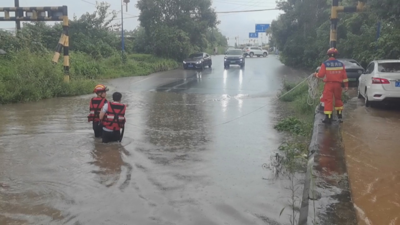 暴雨致桥洞积水司机被困 消防破窗救援 暴雨致桥洞积水司机被困 消防破窗救援