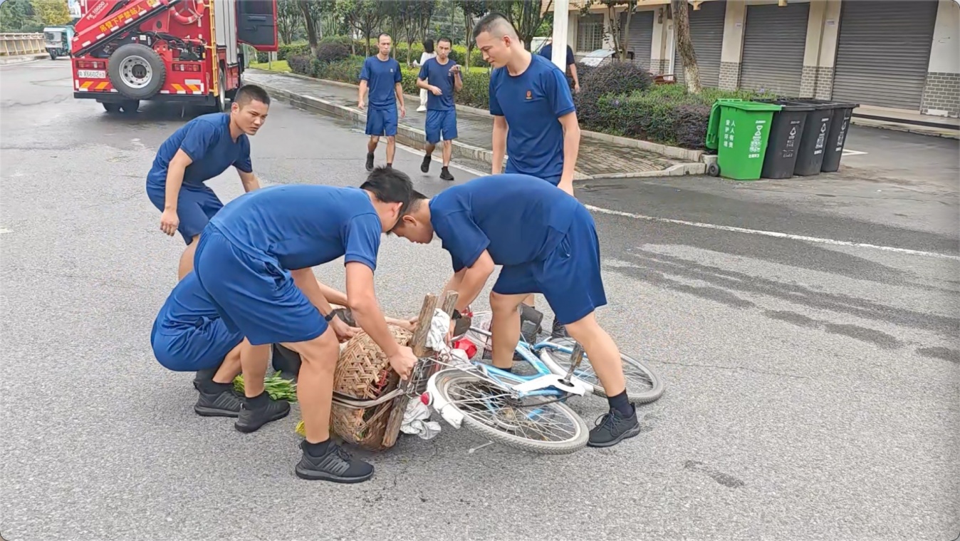 江西赣州:归队途中遇老人骑车摔倒 消防员暖心救援 江西赣州:归队途中遇老人骑车摔倒 消防员暖心救援