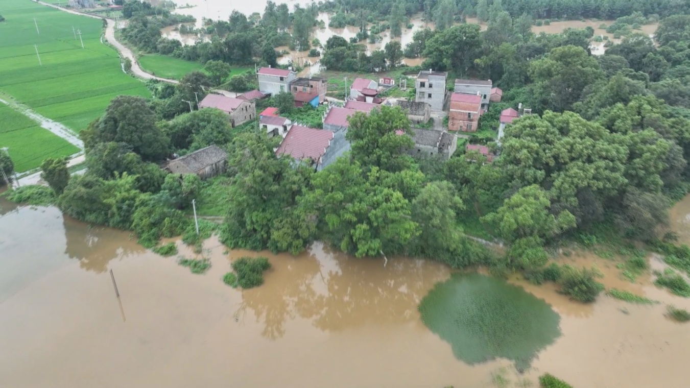 江西泰和：强降雨至人员被困 及时转移群众