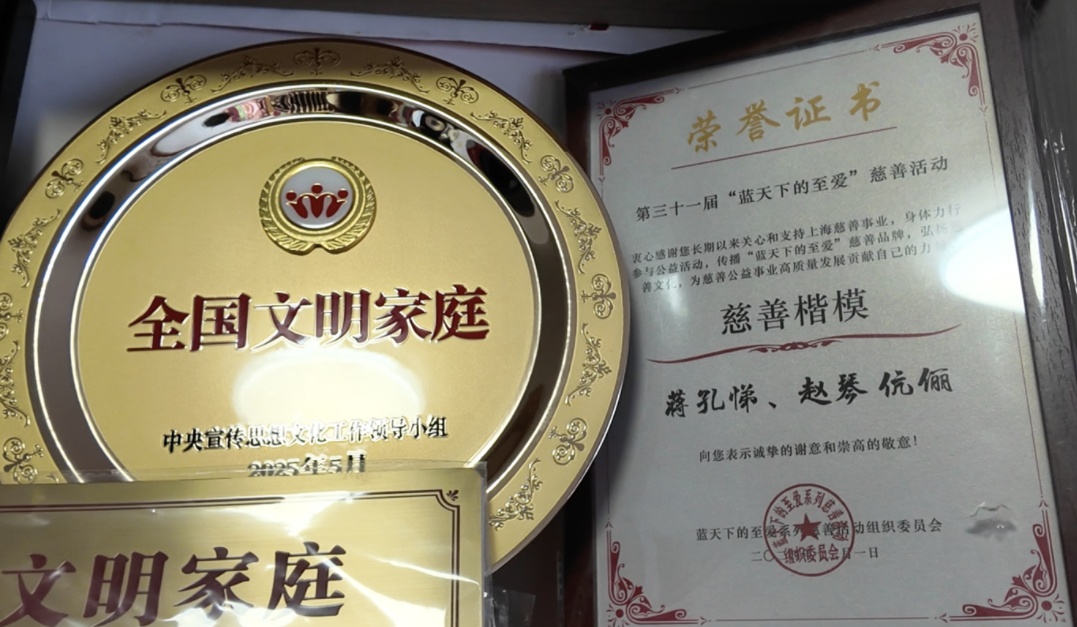 衣服缝了又补,上海这对百岁夫妇却花出去170万,做了这件事..... 衣服缝了又补,上海这对百岁夫妇却花出去170万,做了这件事.....
