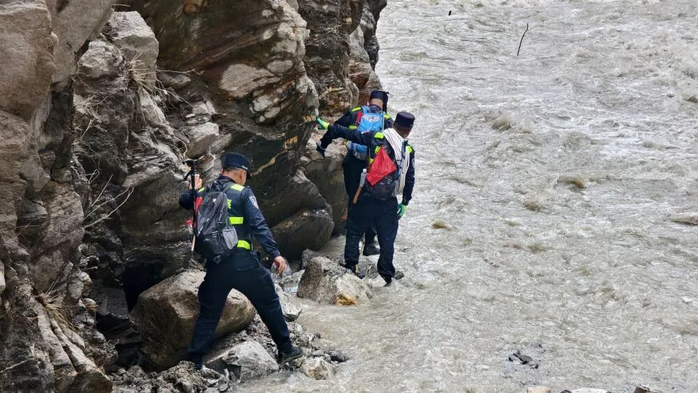 西藏边检民警救援路上哽咽:“下面都是我们的人民群众,我们去接他们”;同事:“他女朋友也在下面” 西藏边检民警救援路上哽咽:“下面都是我们的人民群众,我们去接他们”;同事:“他女朋友也在下面”