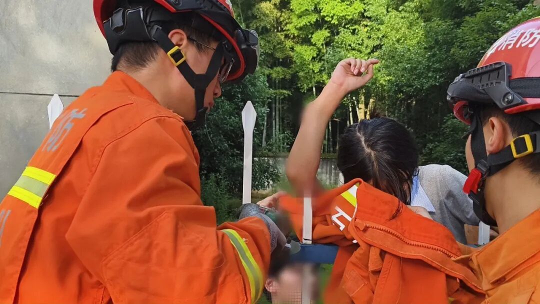 男孩玩TA手指被贯穿!你家可能也有同款玩具️ 男孩玩TA手指被贯穿!你家可能也有同款玩具️
