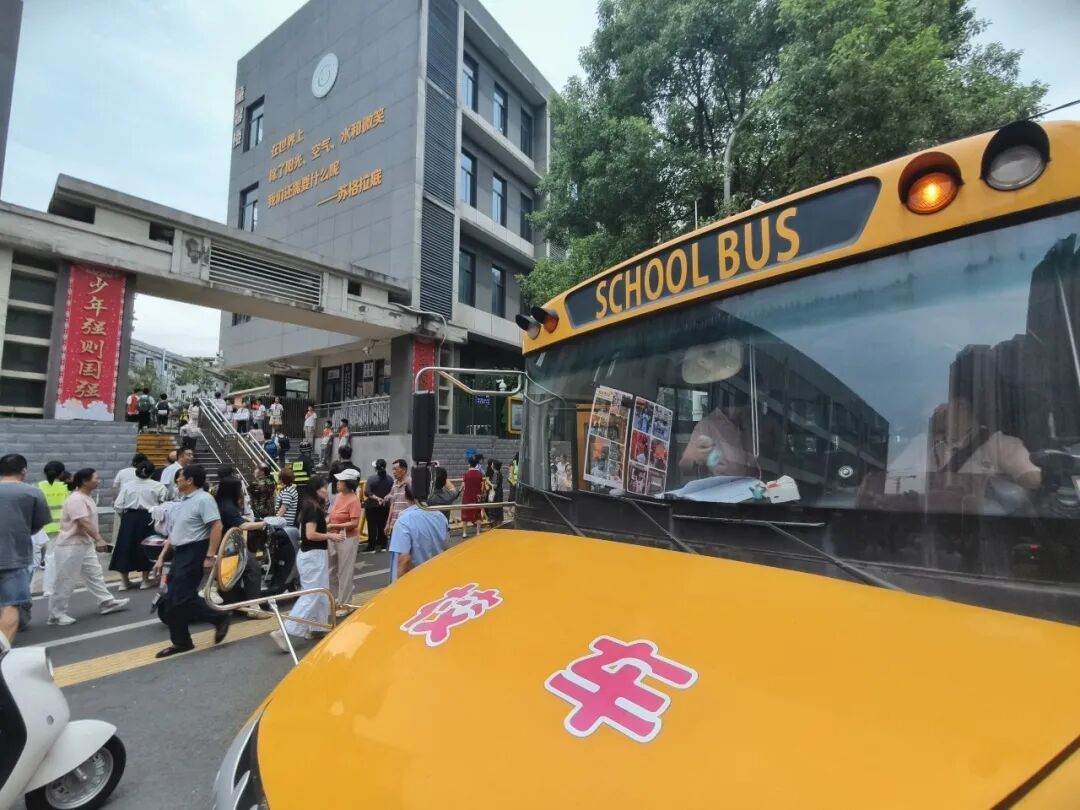 全程仅2公里!武汉这趟车一上路,车辆纷纷让道,有人一坐就是2年 全程仅2公里!武汉这趟车一上路,车辆纷纷让道,有人一坐就是2年