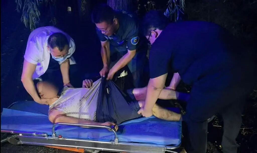 凌晨两点，小伙突然看见绿化带里有个人……