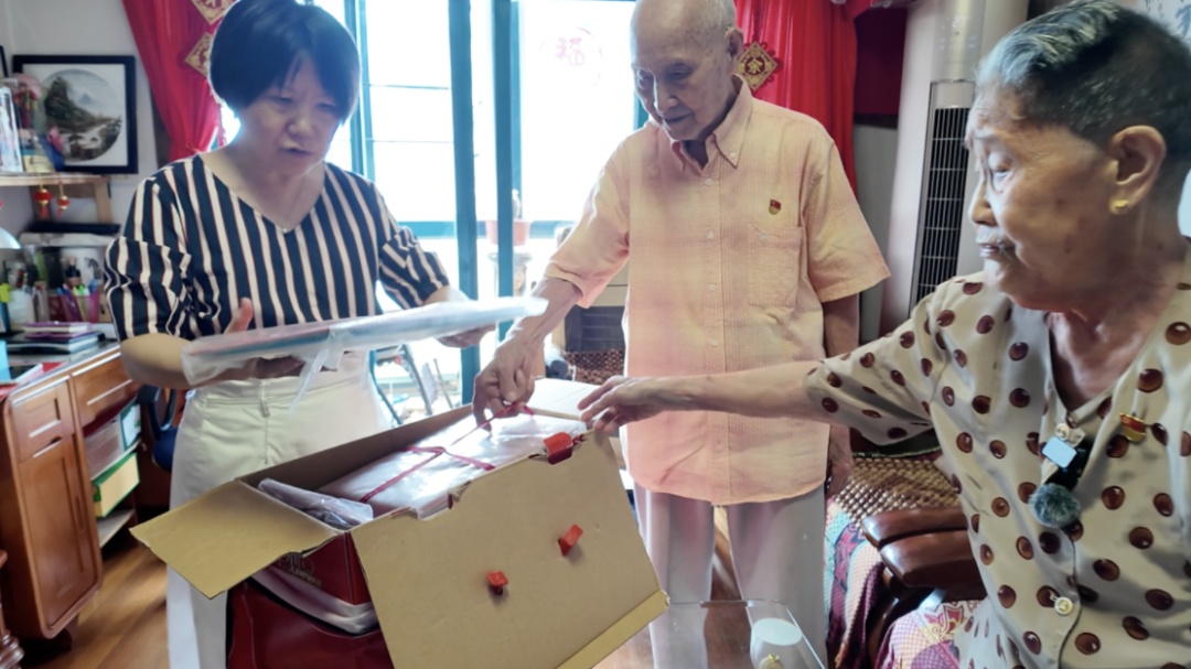 衣服缝了又补,上海这对百岁夫妇却花出去170万,做了这件事..... 衣服缝了又补,上海这对百岁夫妇却花出去170万,做了这件事.....