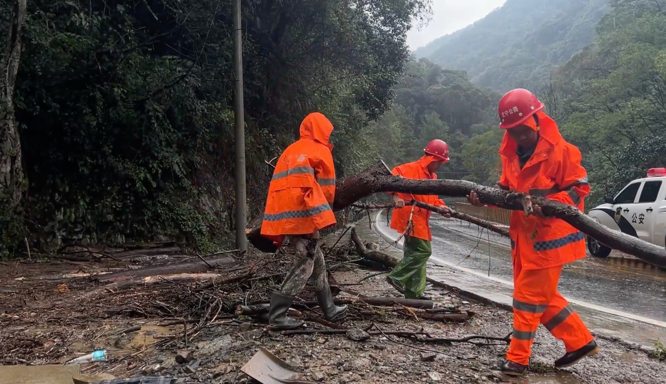 江西武宁：暴雨引发山洪&nbsp; 部门联动抢险保畅通
