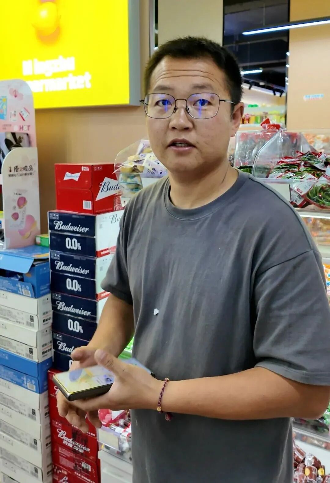 看到救援人员嘴唇干裂,吉隆镇这家超市老板在门前贴了张纸! 看到救援人员嘴唇干裂,吉隆镇这家超市老板在门前贴了张纸!