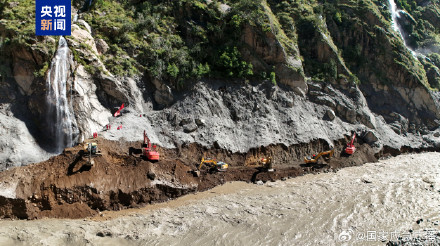G216国道距抢通还剩800米 G216国道距抢通还剩800米