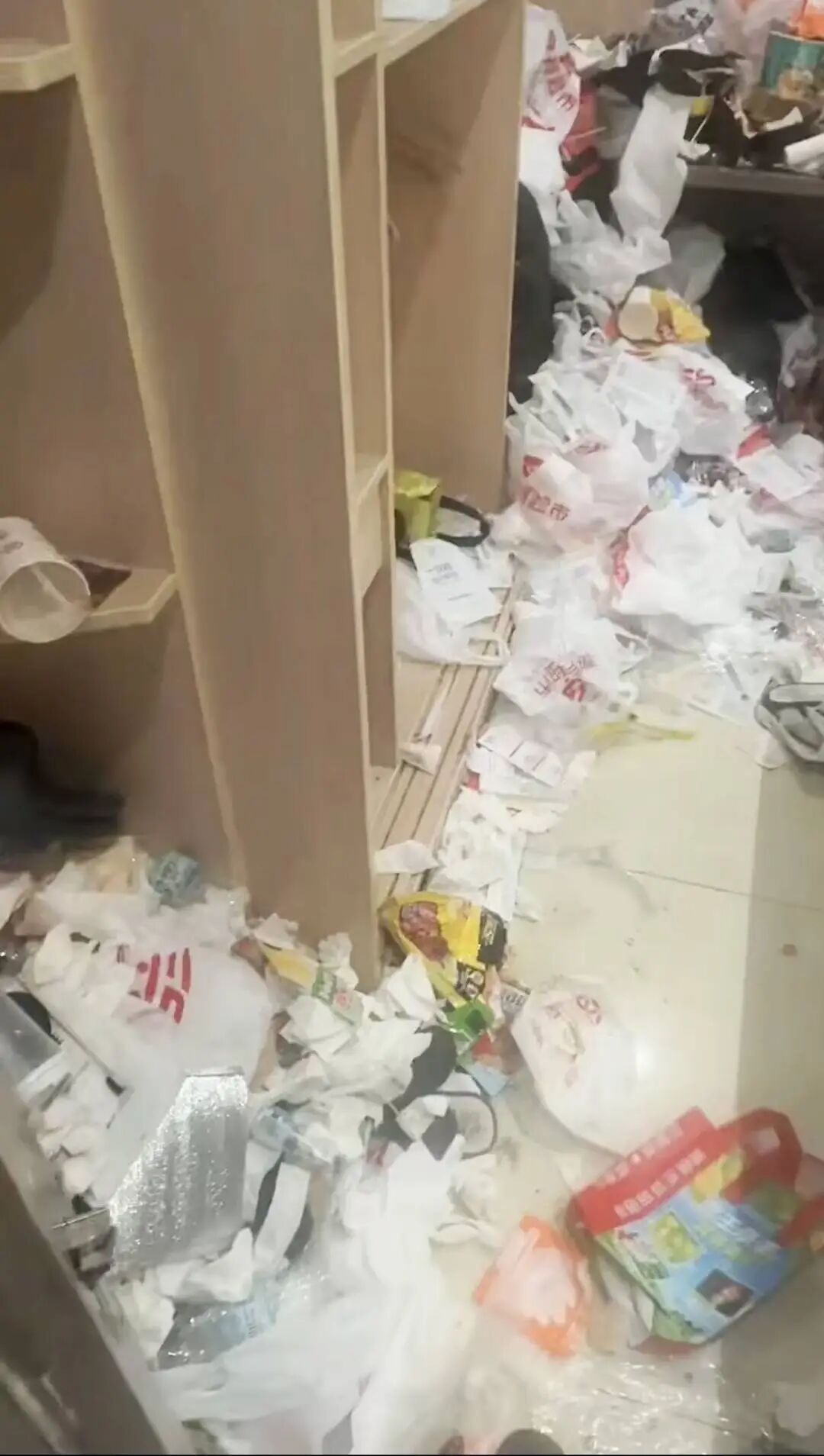 “00后”情侣住酒店145天，离店后房内清出20袋垃圾，酒店回应：将深度消毒，暂不追责