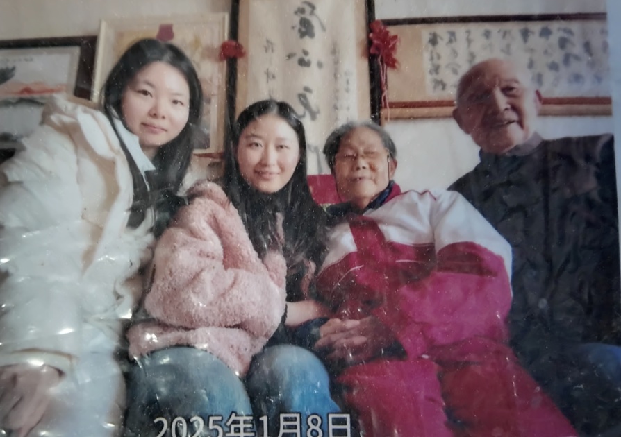 衣服缝了又补,上海这对百岁夫妇却花出去170万,做了这件事..... 衣服缝了又补,上海这对百岁夫妇却花出去170万,做了这件事.....