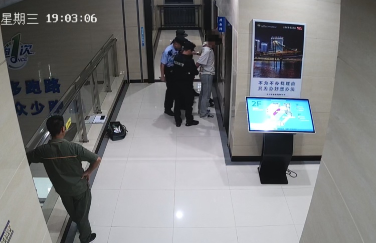 胆子真肥!两男子潜入政务大厅安装诈骗设备! 胆子真肥!两男子潜入政务大厅安装诈骗设备!
