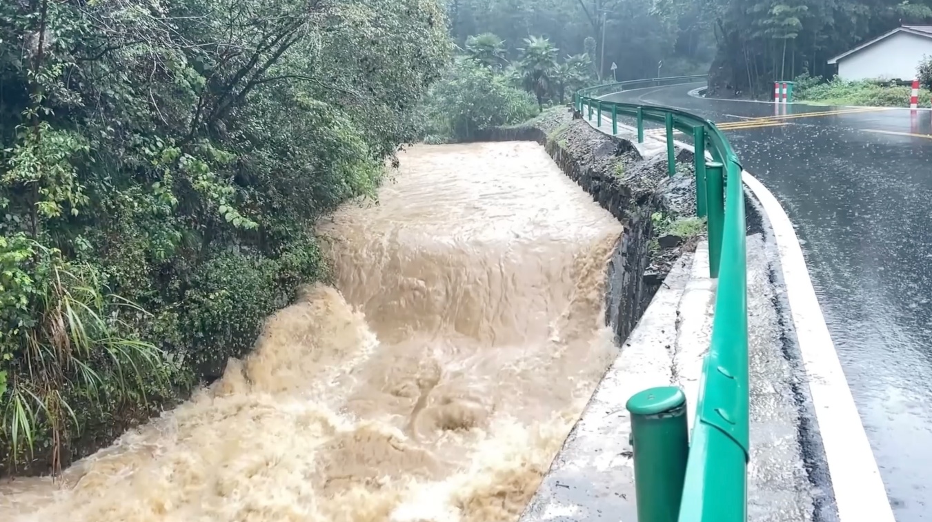 江西武宁：暴雨引发山洪&nbsp; 部门联动抢险保畅通