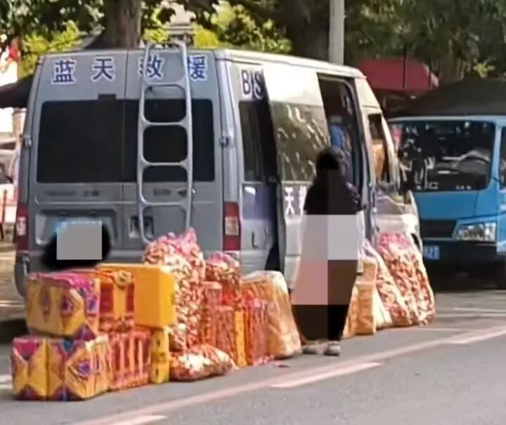 大连网友发帖称蓝天救援车售卖祭祀用品,救援队长:该车系涉事队员捐赠后暂借,将整改 大连网友发帖称蓝天救援车售卖祭祀用品,救援队长:该车系涉事队员捐赠后暂借,将整改