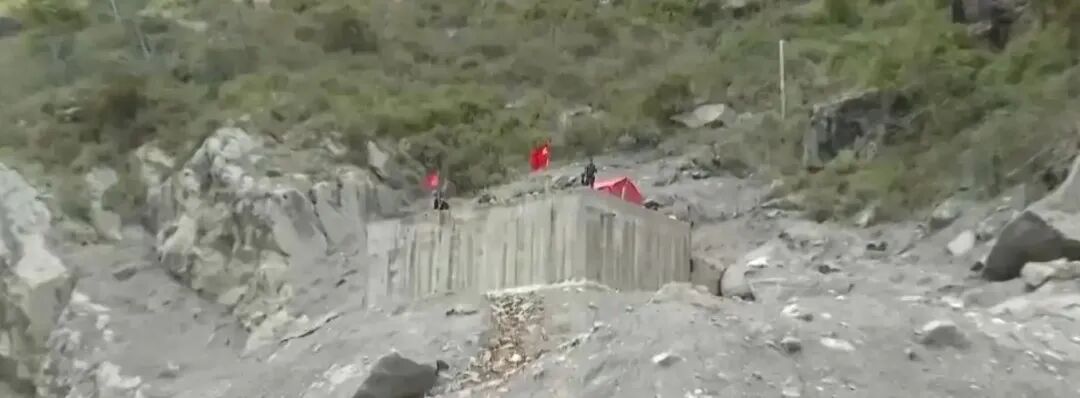 吉隆口岸核心区现存建筑仅剩水塔,国门所在地只剩地基,松软淤泥有1米深,现场有巨石比人还高,最新抢险进展→ 吉隆口岸核心区现存建筑仅剩水塔,国门所在地只剩地基,松软淤泥有1米深,现场有巨石比人还高,最新抢险进展→