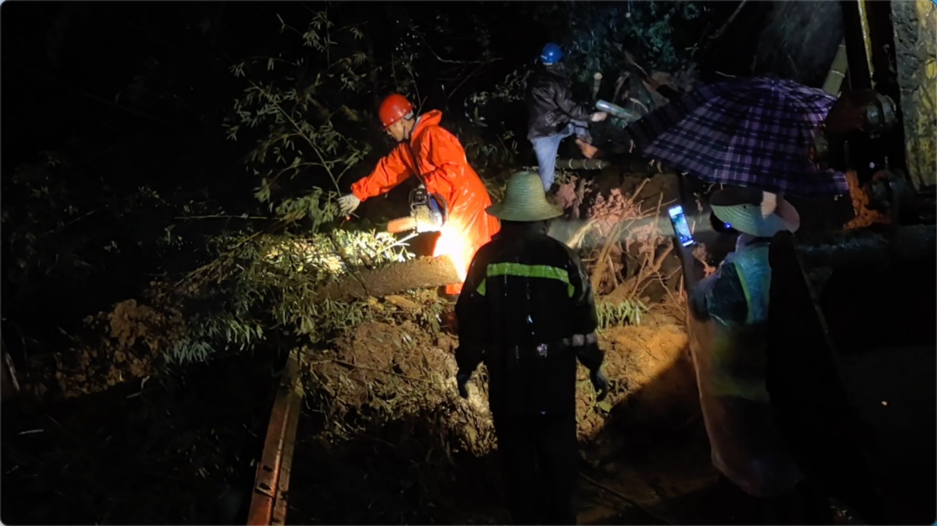 江西定南:台风引发山体滑坡 连夜抢修保道路畅通 江西定南:台风引发山体滑坡 连夜抢修保道路畅通
